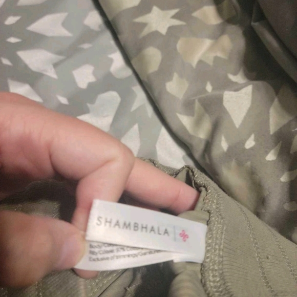 *SOLD* Women's Mid Rise Ruched Woven Active Capri Pants - Picture 2 of 3